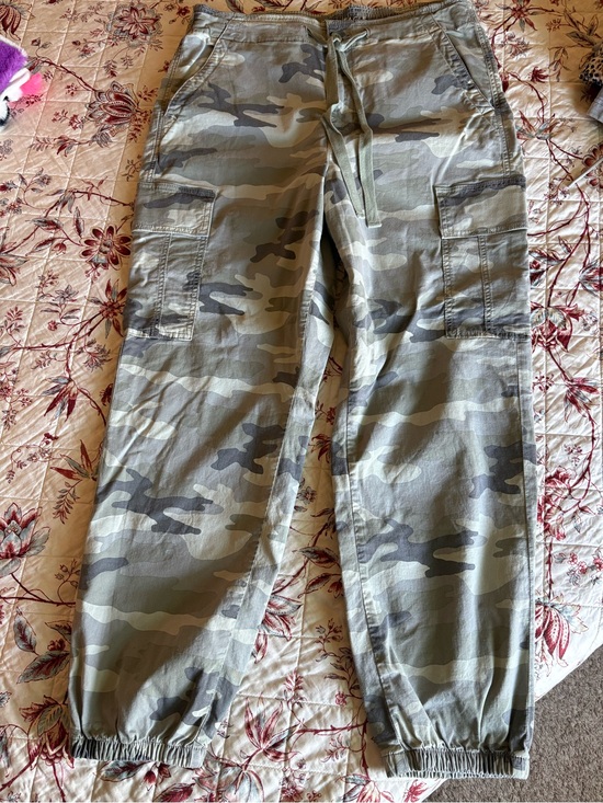 American Eagle Outfitters Pants - American Eagle Outfitters Women’s Camo Cargo Pants in Olive/Gray